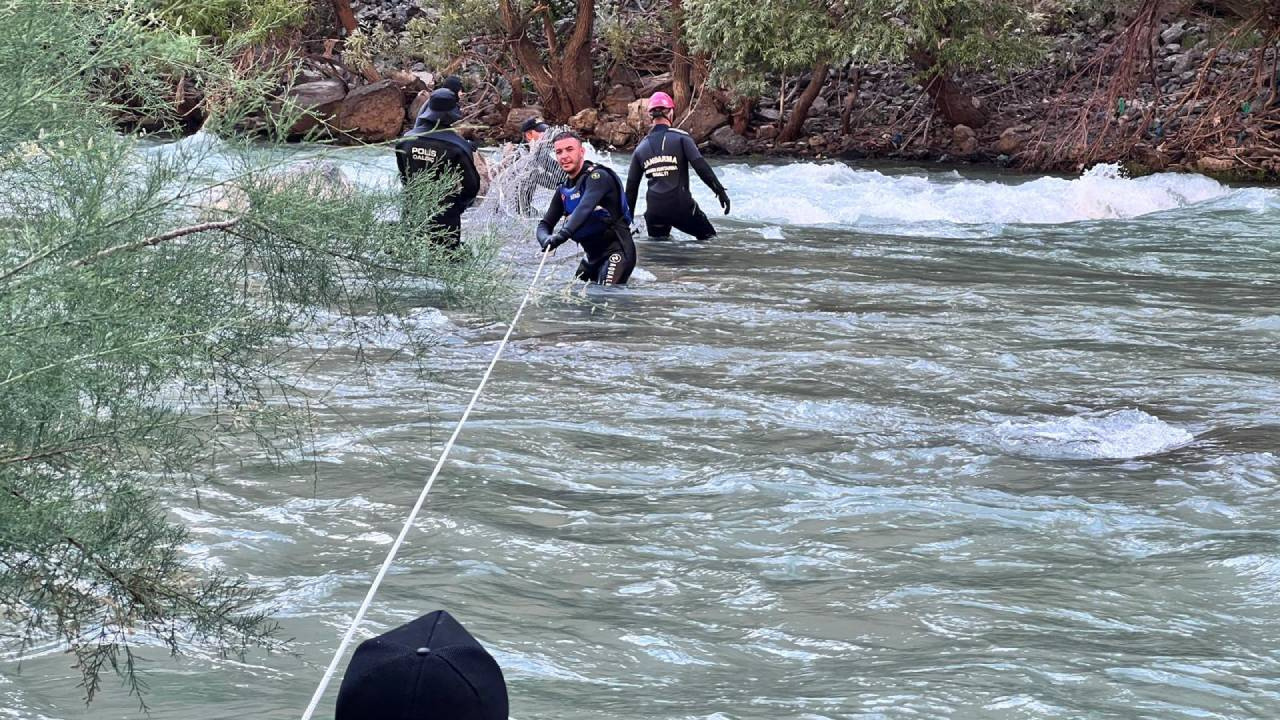 Çayda kaybolan genci bulmak için dev kayalar kırıldı: Sınır ötesi arama yapıldı Cayda kaybolan genci bulmak icin dev kayalar kirildi sinir otesi arama yapildi Q2jdkhDT