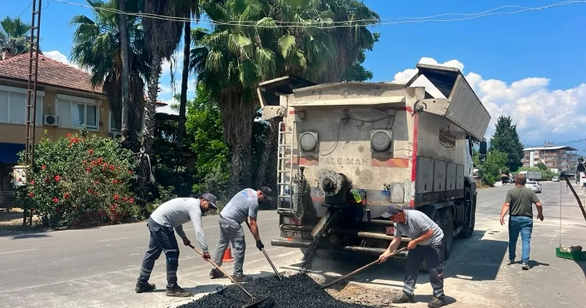 Antalya Finike’de yollar yenileniyor bordürler boyanıyor Img