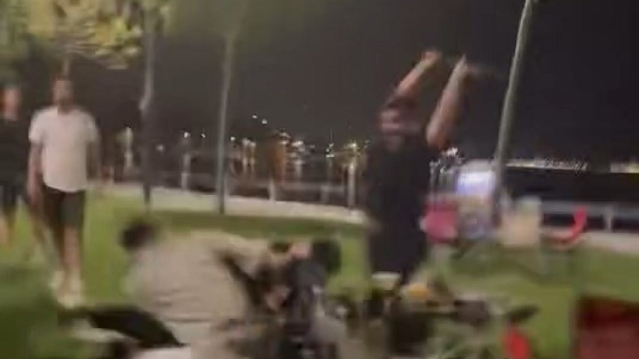Ortalık bir anda savaş alanına döndü: Kadıköy’de sopalı kavga kamerada Img